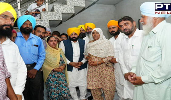 Punjab CM hands over Rs 1 cr cheque to kin of martyred Army jawan