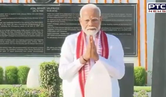 Before swearing-in, Narendra Modi honours Mahatma Gandhi and Vajpayee